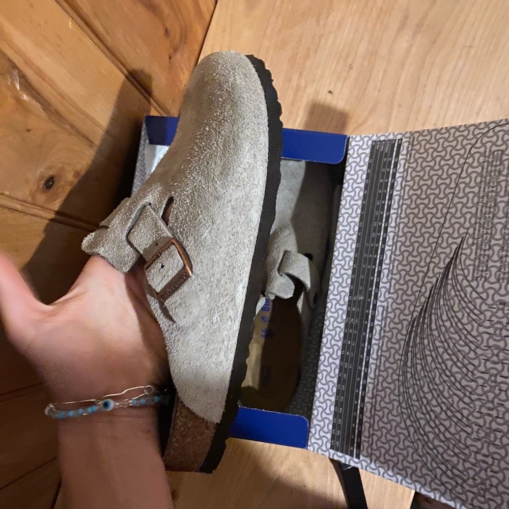 Birkenstock Boston Taupe
Suede Leather Size 43 EU/ 10 US.